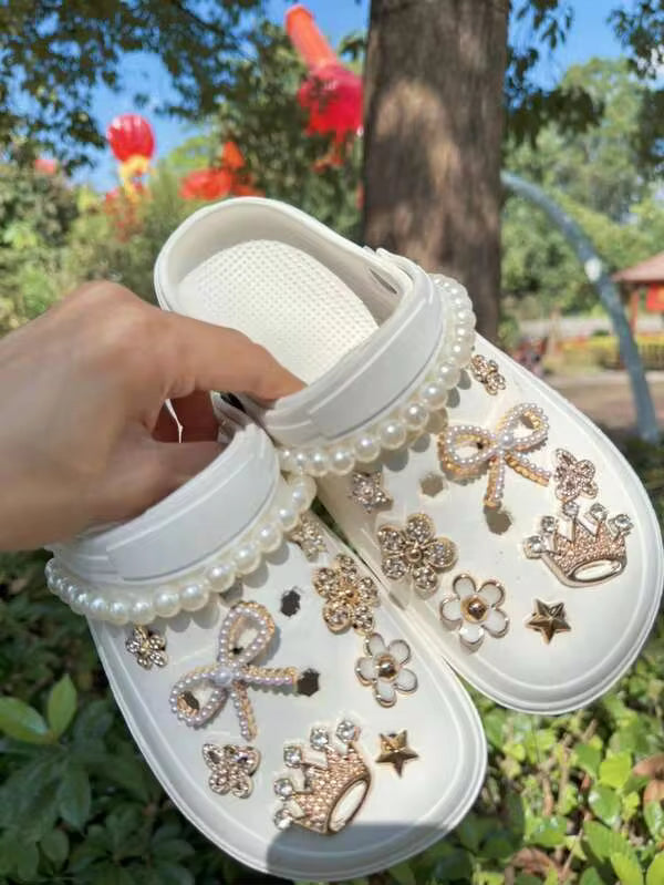 18pcs ABS Pearl Chain, Gold Pearl Bow, Crown, Flower, Star, Butterfly Shoe Charms DIY Decoration, Multi-Functional Shoe Clips, Suitable For Sandals, Slippers, Garden Shoes, Holiday Gifts